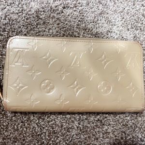 Authentic LOUIS VUITTON Vernis Beige Monogram Around zippy Wallet